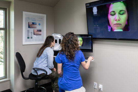This image shows a visual imaging system during an aesthetic consultation.